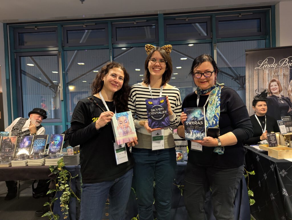 Tala T Alsted, Anja Dannenberg und Susanne Sachs auf der AugsBuch 2025